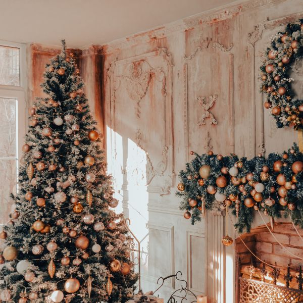 living decorado con arbol navideño