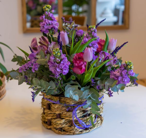Cesta de flores día de la mujer Cesta de madera con flores variadas