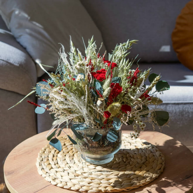 flores secas en mesa