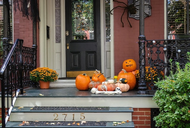 calabazas en puerta de entrada