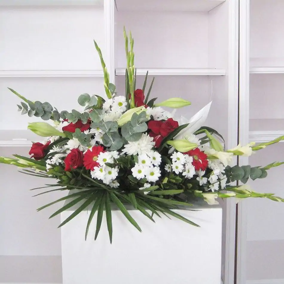 Coixí flors variades tons vermells i blancs