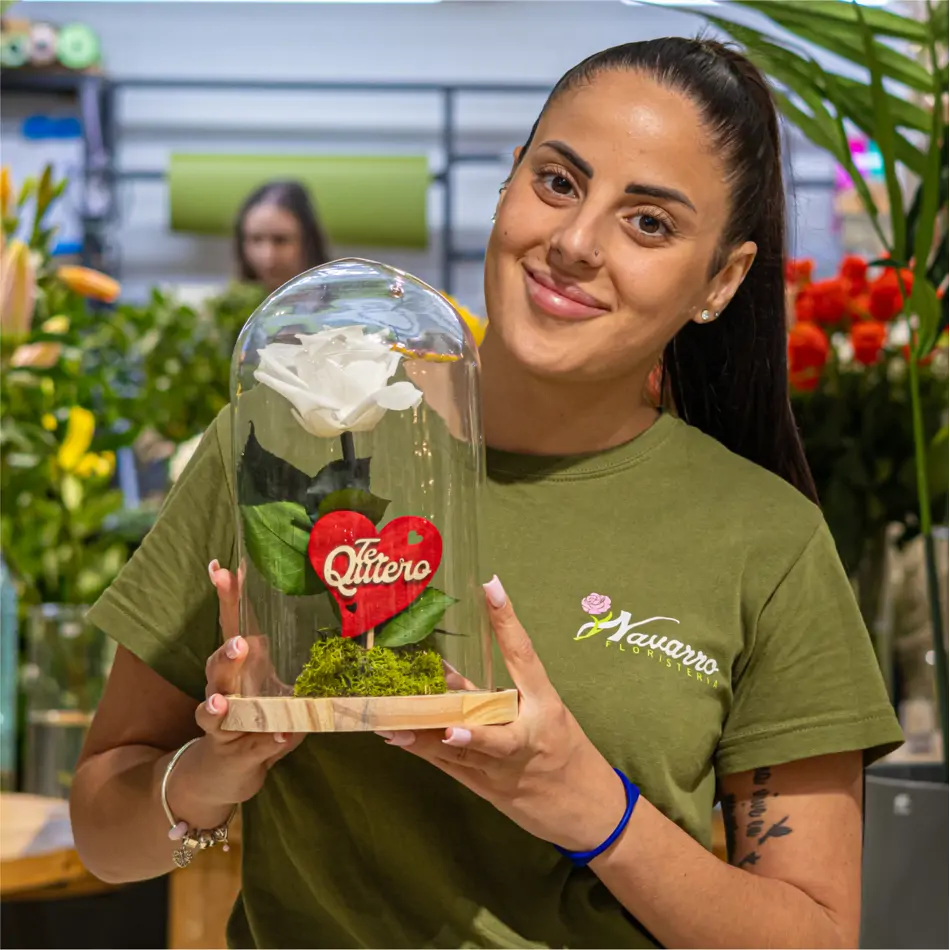 Cúpula de cristal con rosa liofilitzada en kokedama