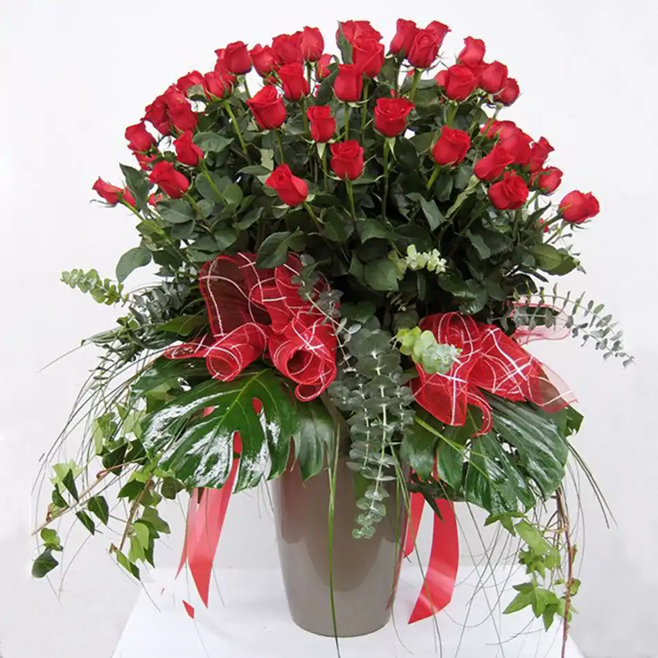 Preciosa composición de 80 rosas rojas