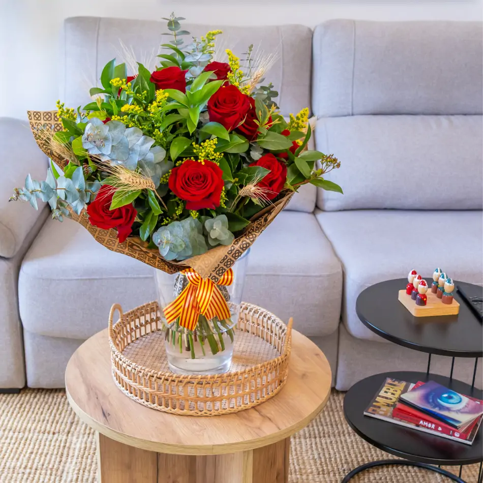 Ramo de 15 Rosas Rojas con Espigas y Señera