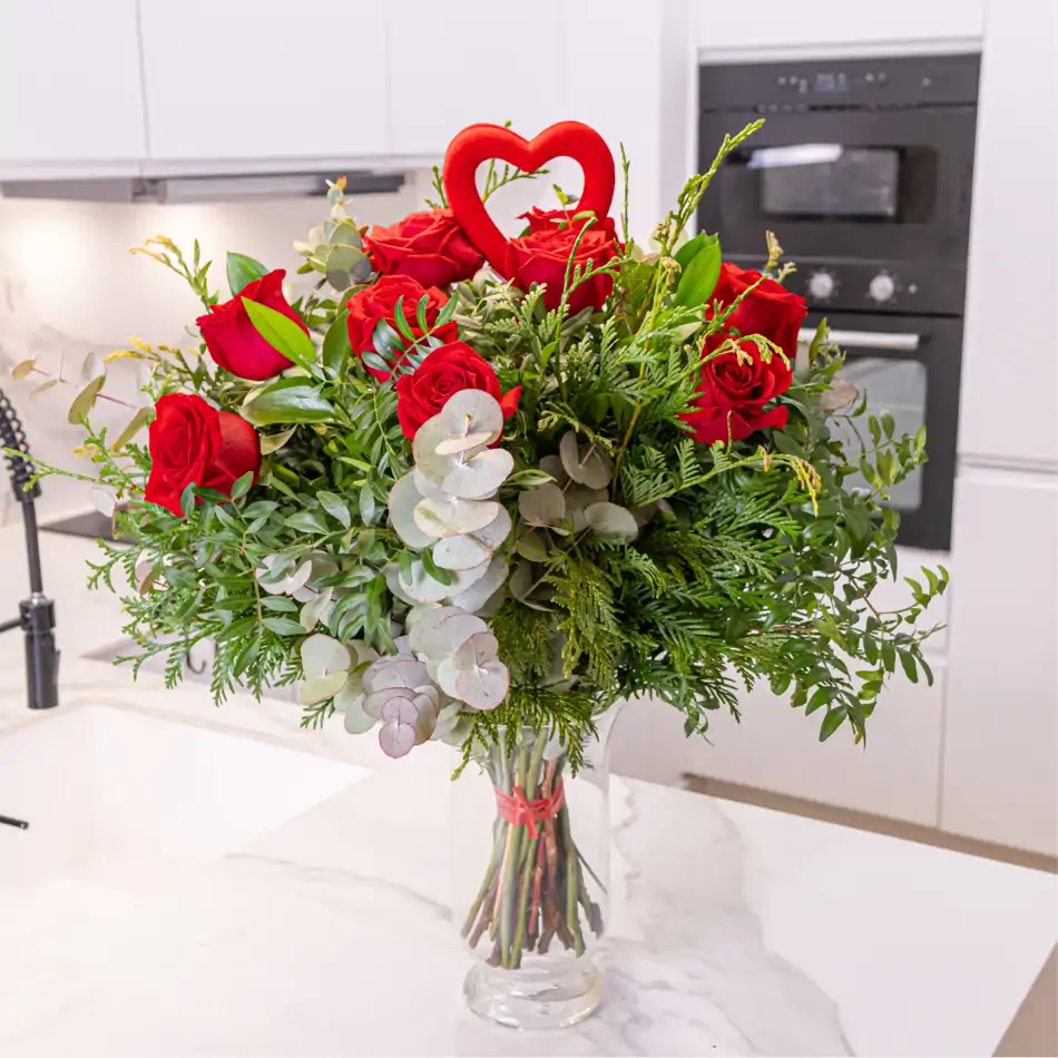 Ramo Clásico de 12 Rosas Rojas con Detalle Especial para San Valentín.SV2