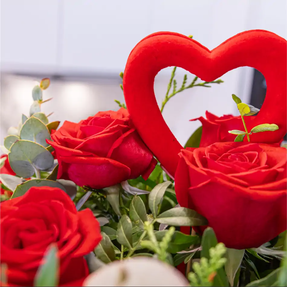 Ramo Clásico de 12 Rosas Rojas con Detalle Especial para San Valentín.SV2