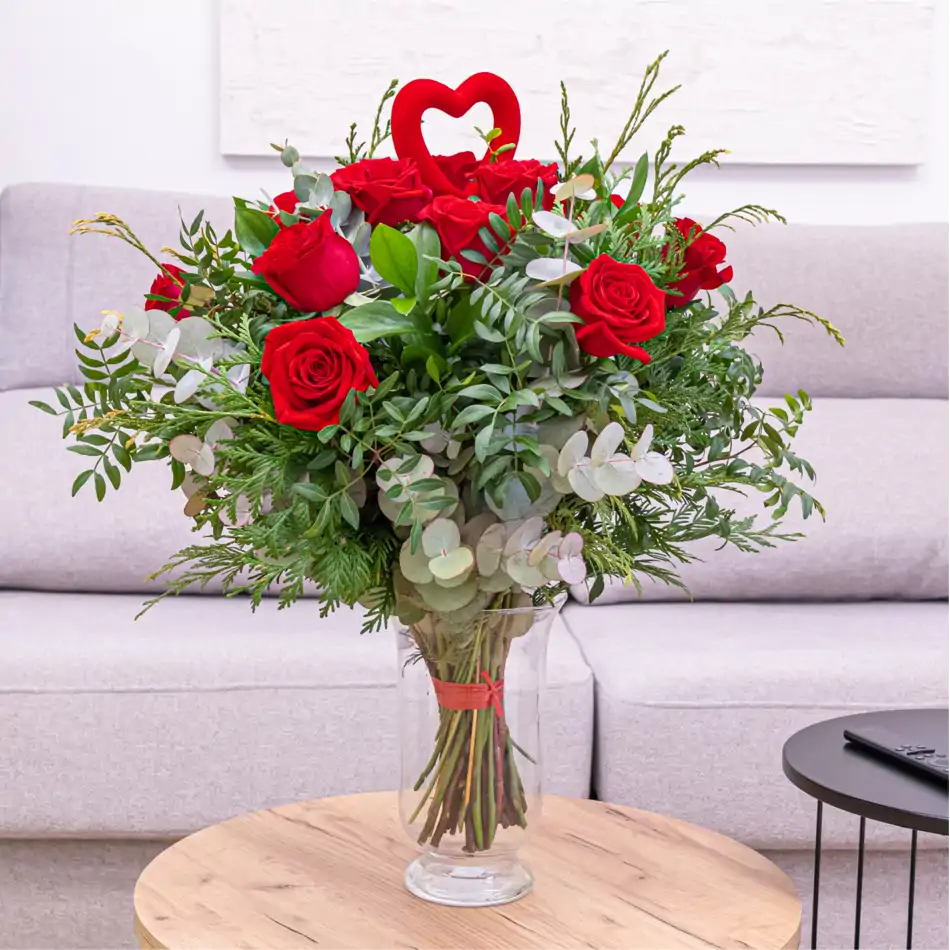 Ramo Clásico de 12 Rosas Rojas con Detalle Especial para San Valentín.SV2