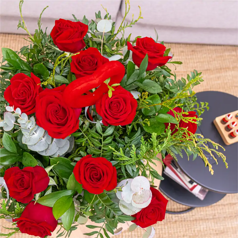 Ramo Clásico de 12 Rosas Rojas con Detalle Especial para San Valentín.SV2
