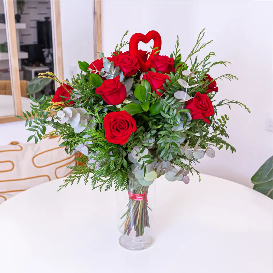 Ramo Clásico de 12 Rosas Rojas con Detalle Especial para San Valentín.SV2