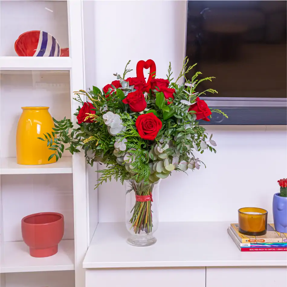 Ramo Clásico de 12 Rosas Rojas con Detalle Especial para San Valentín.SV2
