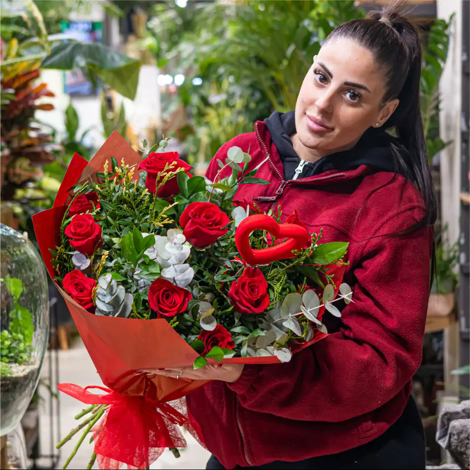 Ramo Clásico de 12 Rosas Rojas con Detalle Especial para San Valentín.SV2