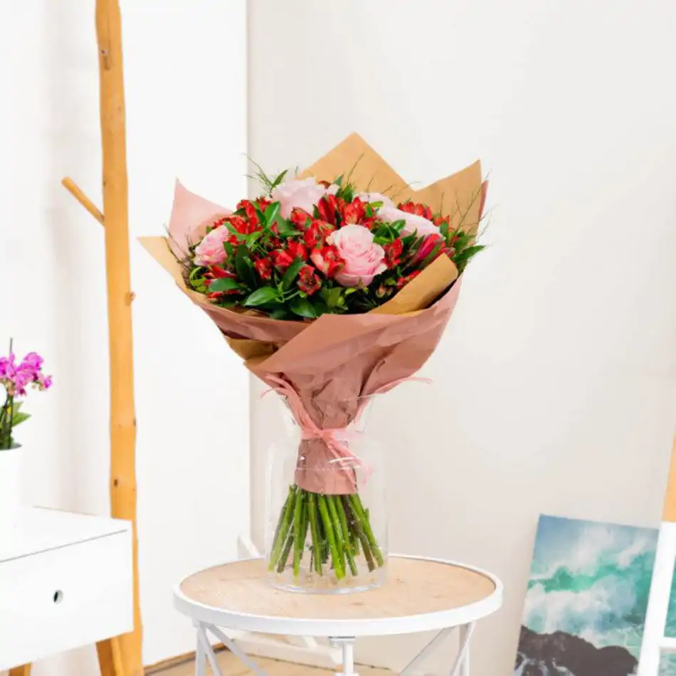 Ramo de rosas y alstromelia