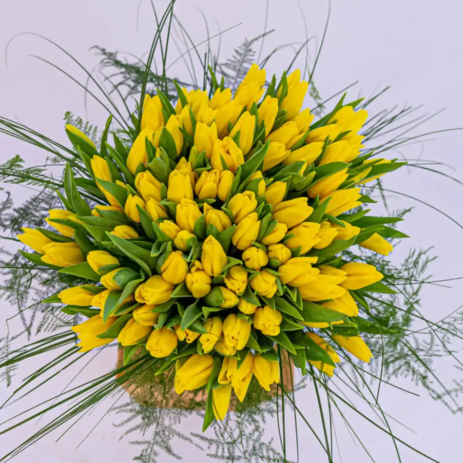 Ramo de 101 tulipanes en base de cristal